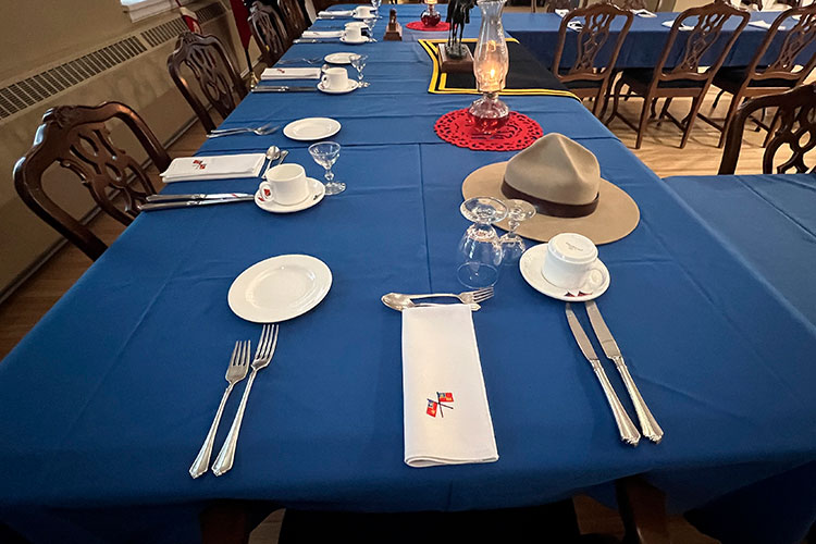 Une place vide avec un chapeau Stetson et des verres retournés.