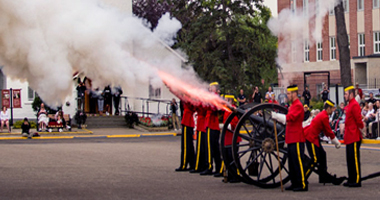 Les membres en uniforme rouge déclenchent un canon.