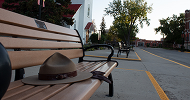 Un stetson sur un banc à l'extérieur d'une chapelle.