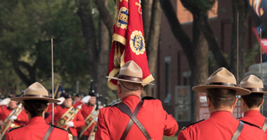 Les membres en uniform porten le Guidon