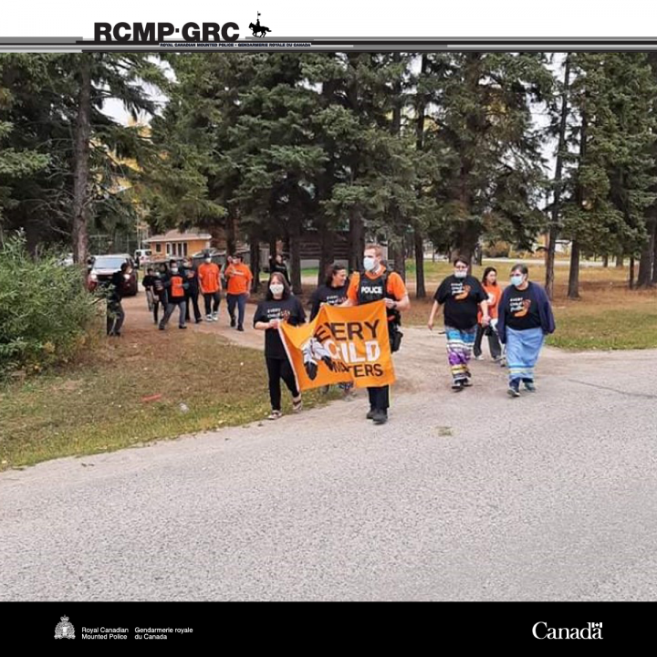 Des agents et des employés dans l'ensemble de la province ont participé à des cérémonies et à des activités dans leur collectivité – que ce soit peindre des mains en orange sur les trottoirs près des locaux d'un détachement, participer à des marches de sensibilisation à la vérité et à la réconciliation, porter et lever des drapeaux et des bannières sur la réconciliation, construire un tipi sur le terrain d'une école locale.