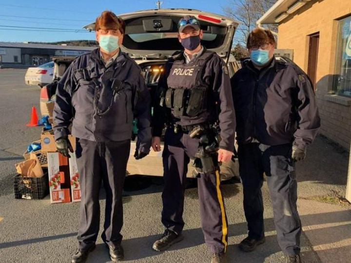 La GRC à T.-N.-L. vous invite à contribuer à une activité Cram the Cruiser en faisant don d'aliments non périssables