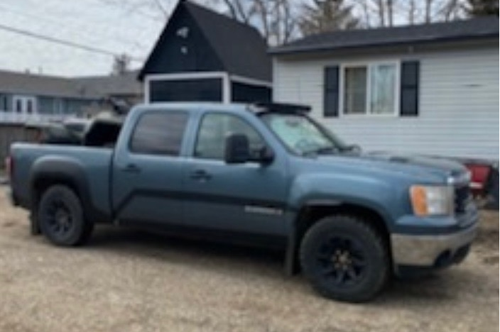 a blue/grey 2007 GMC Sierra with Saskatchewan license plate 289 KIC.