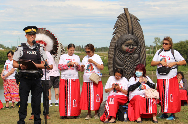 Des membres de la GRC en Saskatchewan ont participé à la cérémonie d'ouverture de la 18e Marche commémorative annuelle Honouring our Sisters & Brothers au monument commémoratif MMIWG2S Sisters in Spirit sur le bord de la rivière à Prince Albert.