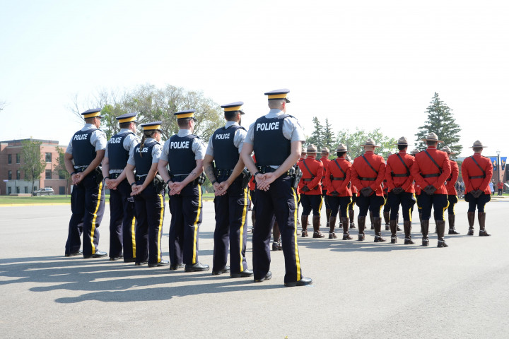 Deux troupes de cadets de la GRC se tiennent au garde-à-vous.