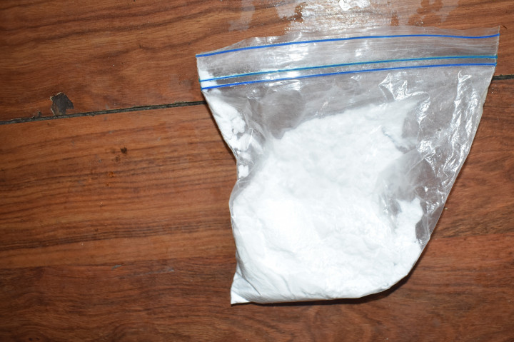 Lors de la fouille de la propriété liée à l'arrestation, les agents ont trouvé et saisi une arme de poing dont le numéro de série avait été modifié; environ 4 oz de cocaïne présumée; une somme d'argent en devises canadiennes et américaines; une arbalète, des accessoires servant à la consommation de drogues; des couteaux, une machette et une hachette. 