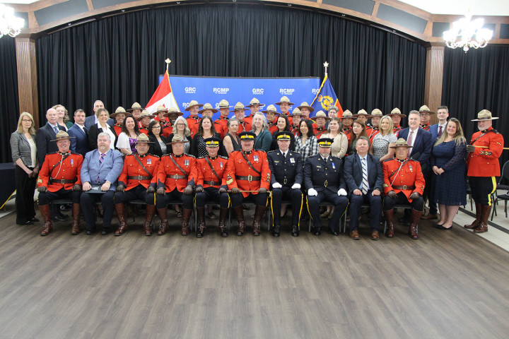 Photo de groupe des lauréats des médailles d'ancienneté de la GRC et des mentions élogieuses distinctives qui ont été remis à London, en Ontario, le 30 mai 2024