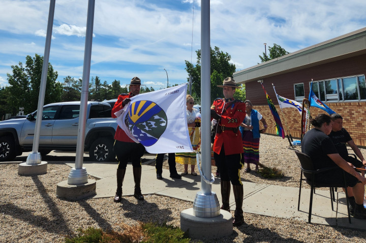 Les membres de la GRC de White Butte ont hissé pour la première fois le drapeau du Traité 4 à l'extérieur du détachement.