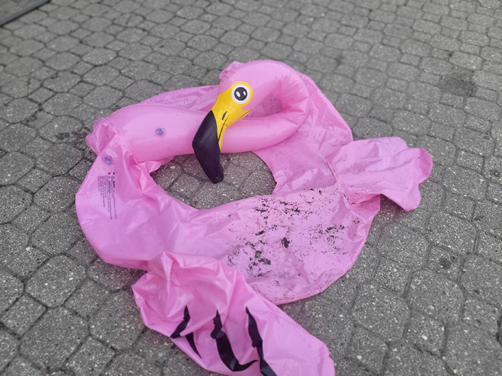 Flotteur en forme de flamant rose, dégonflé