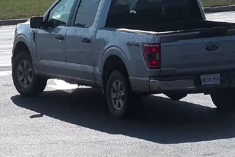 Camionnette Ford F150 grise de 2023, couverte de boue, avec possiblement une plaque d'immatriculation de la Nouvelle-Écosse : HDC 958.