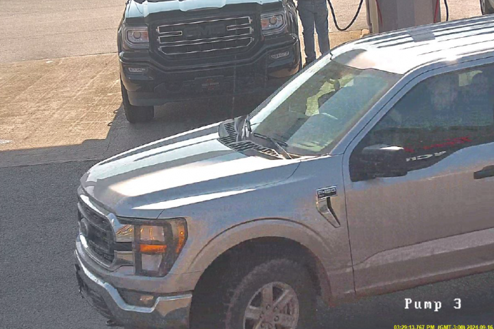 Camionnette Ford F150 grise de 2023, couverte de boue, avec possiblement une plaque d'immatriculation de la Nouvelle-Écosse : HDC 958.