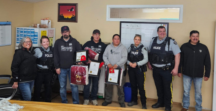 Photo de groupe de l'équipe de sécurité de la Première nation de Sweetgrass et d'agents de la Sask. GRC de la Sask.